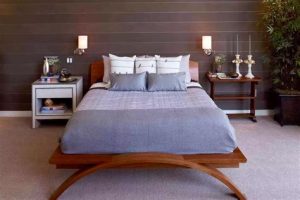 "تخت خواب با پارچه کالای خواب سفید و مینیمال در دکوراسیون روشن، مناسب استفاده از پارچه‌های نخی یا میکروفایبر برای خواب راحت" 