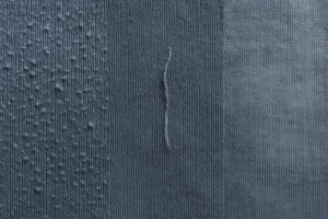 تصویر واقعی تفاوت پرزدهی، نخ‌کش و ساییدگی روی پارچه بدون نوشته