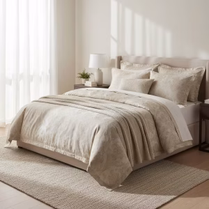 روتختی دونفره ترک با طراحی لوکس و رنگ‌های کرم و بژ در اتاق خواب مدرن، مناسب برای خوابی آرام و باکیفیت 