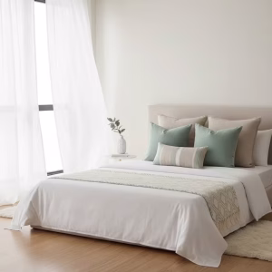 "تخت خواب با روتختی سفید صاف، رانر تزئینی طرح هندسی نعنایی و بژ، کوسن‌های منظم در پالت پاستلی و چیدمان مینیمال با نور طبیعی روز."