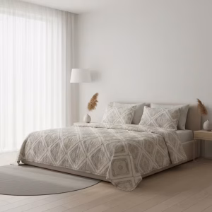 روتختی پنبه دوزی ترک روی تخت در اتاق خواب مدرن با نور طبیعی