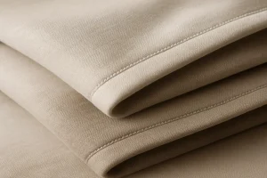 نمای نزدیک از بافت ژاکارد در روتختی جدید با مدل دوبل فیس؛ نیمه ساده و نیمه طرح‌دار