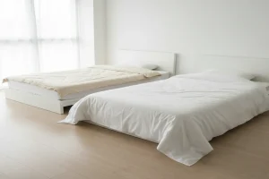 مقایسه اندازه برای انتخاب روتختی ایده آل؛ یک تخت با پوشش کوتاه و تخت دیگر با آویز استاندارد از لبه‌ها