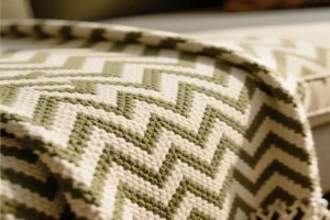 کلوزآپ بافت شال مبل ترک با الگوی زیگزاگ زیتونی-کرم