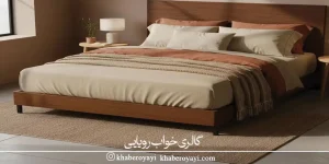 «تخت خواب چوبی مرتب‌شده با روتختی بژ و کوسن‌های کرم، در اتاق خوابی مینیمال با نور طبیعی و توناژ گرم خاکی»