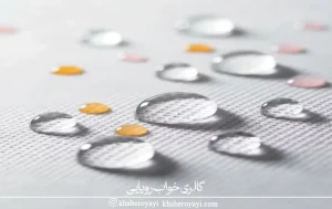 قطرات آب روی پارچه ضدآب کاور تشک که خاصیت دفع مایع و محافظت از تشک در برابر رطوبت را نشان می‌دهد.
