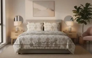 «کاور لحاف دو نفره طرح چهارخانه خاکستری روشن روی تخت در اتاقی با نور طبیعی و دکور ساده» 