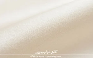 نمای نزدیک از بافت ساتن روشن برای بررسی نرمی و انتخاب بهترین پارچه روبالشتی