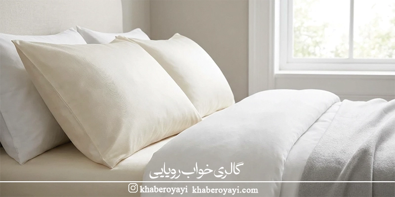 روبالشتی کتان ساتن روی تخت خواب با چیدمان ساده، شیک و مناسب دکوراسیون مدرن