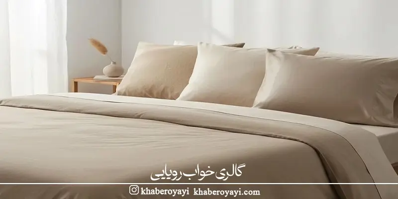 «کاربر در حال لمس پارچه برای بررسی نرمی و انتخاب بهترین جنس روبالشتی مناسب پوست‌های حساس»